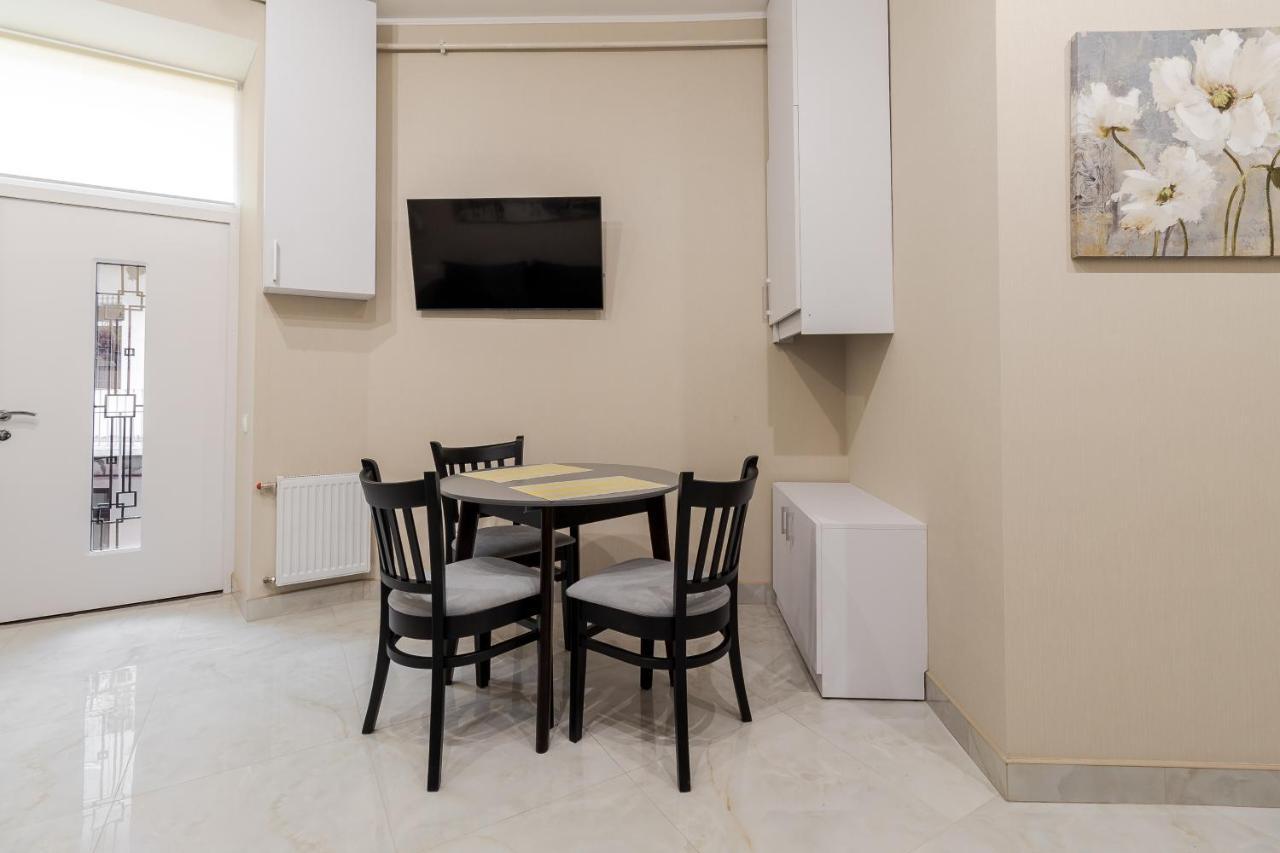 דירות לבוב Luxury Flat In Downtown 2 מראה חיצוני תמונה